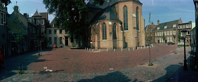 120940 Gezicht op het koor en de Dekenkapel van de Pieterskerk (Pieterskerkhof 5) te Utrecht vanuit het zuidoosten.